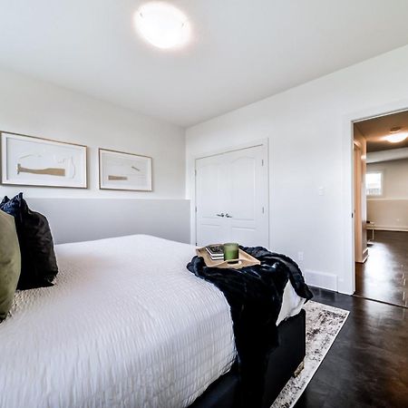 Stunning Modern Suite - King Bed - Free Parking & Netflix - Fast Wi-Fi - Long Stays Welcome 에드먼턴 객실 사진
