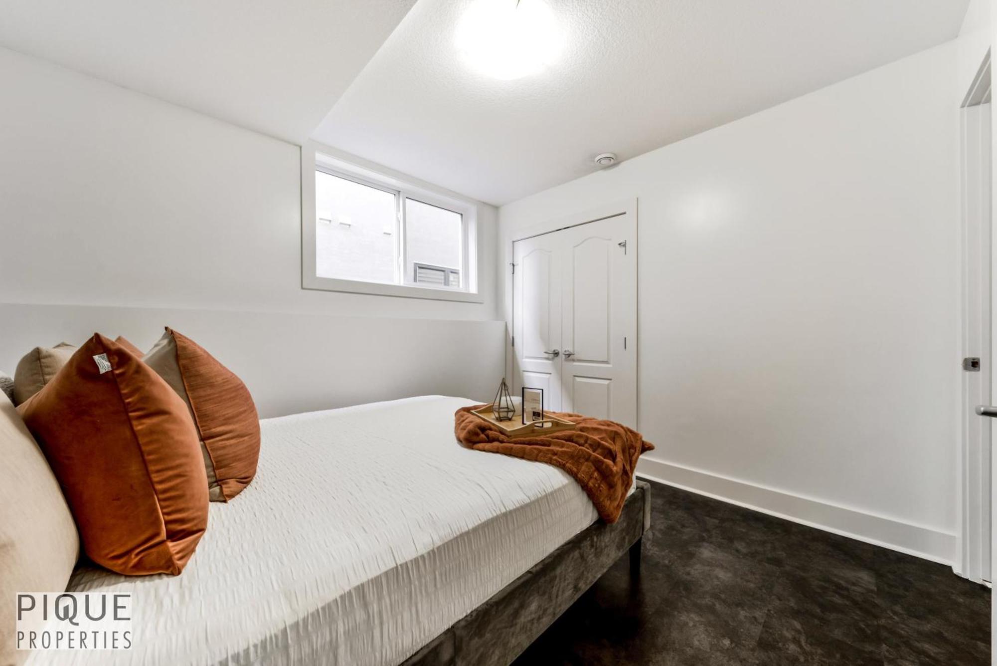 Stunning Modern Suite - King Bed - Free Parking & Netflix - Fast Wi-Fi - Long Stays Welcome 에드먼턴 객실 사진