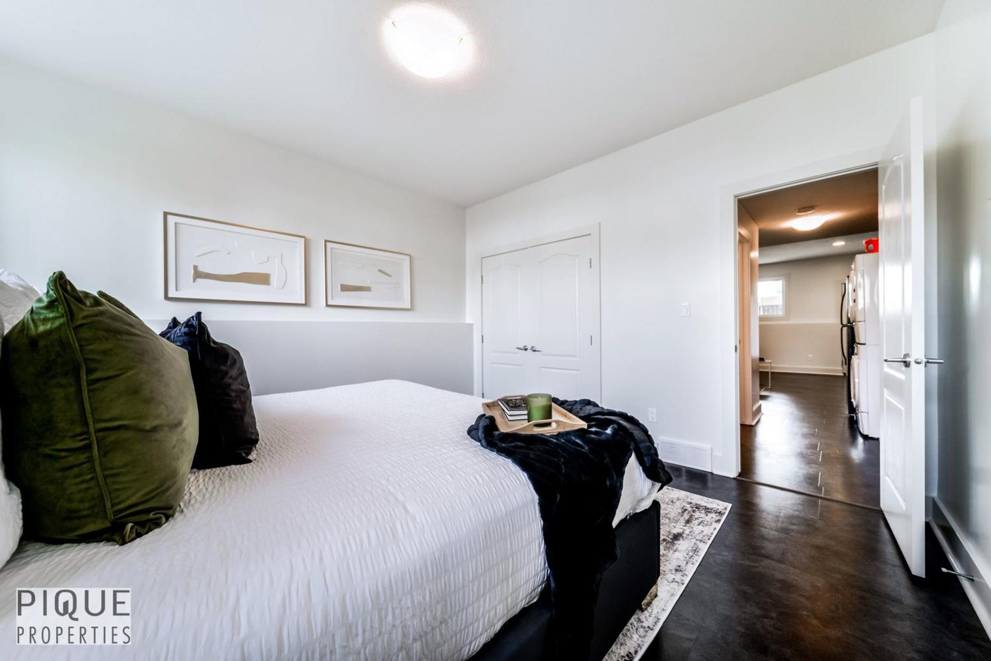 Stunning Modern Suite - King Bed - Free Parking & Netflix - Fast Wi-Fi - Long Stays Welcome 에드먼턴 객실 사진